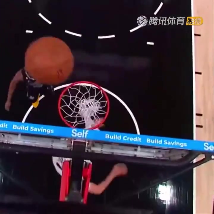 罕見一幕！努爾基奇拋投 球神奇停在籃板上沿 看呆凱爾登?。ㄅ瑺柣婕\）